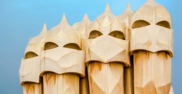 Die mysteriösen Masken von Gaudi am Casa Milla in Barcelona