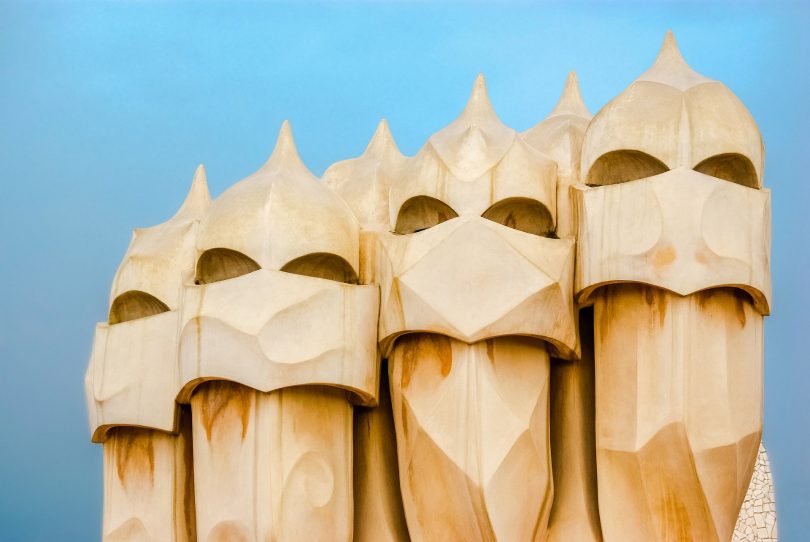 Die mysteriösen Masken von Gaudi am Casa Milla in Barcelona