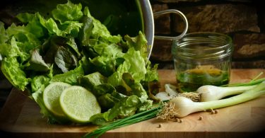 holzbrett mit grünem gemüse, spanischer salat