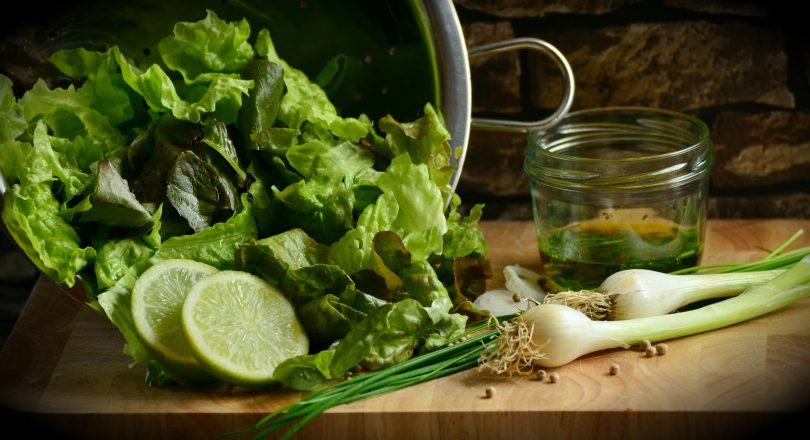 holzbrett mit grünem gemüse, spanischer salat