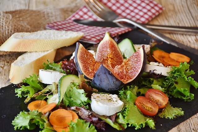 vegetarischer salat mit feigen und ziegenkäse