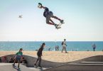 ein skate-platz am strand in dem drei skater fahren und springen