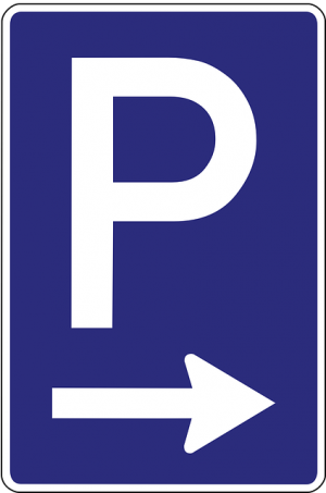 ein blauer Schild mit einem weissen großgeschriebenen P und einem weissen Pfeil darunter der nach rechts zeigt