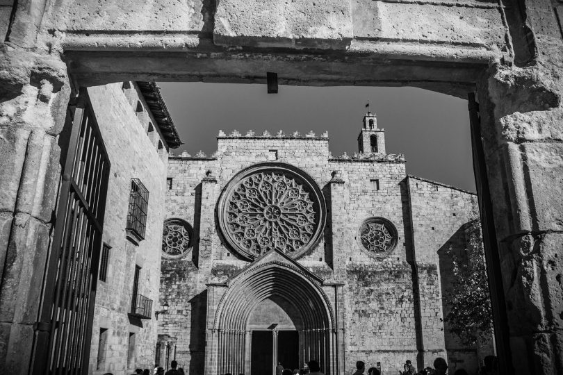 schwarz-weiss Bild der Sant Cugat Kirche, quadratische Gebäude und in der Mitte ist ein rundes verziertes Fenster