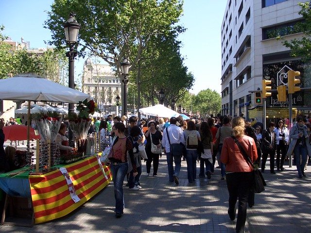 eine Allee in Barcelona mit den Bücher- und Rosenständen des Sant Jordi Tages