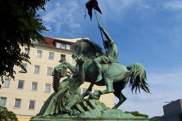 die Statue des Ritters Jordi auf seinem Pferd wie er gerade den Drachen tötet
