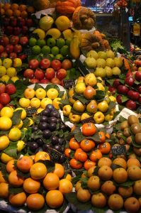 Verkaufsstand auf einem markt mit orangen, Äpfel, Birnen, pflaumen, Aprikosen usw