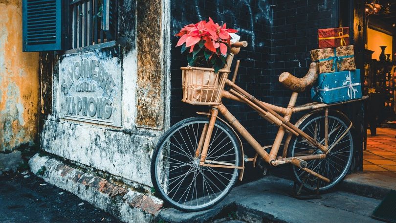 bamboo Fahrrad mit korb vorne und Geschenken hinten drauf