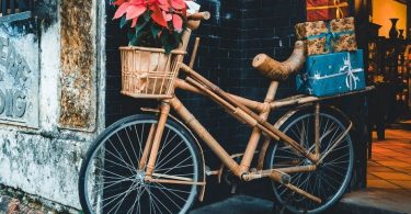 bamboo Fahrrad mit korb vorne und Geschenken hinten drauf