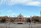 completes Gebäude Sant Pau von vorne gesehen unter strahlend blauem Himmel