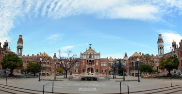 completes Gebäude Sant Pau von vorne gesehen unter strahlend blauem Himmel