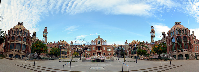 completes Gebäude Sant Pau von vorne gesehen unter strahlend blauem Himmel