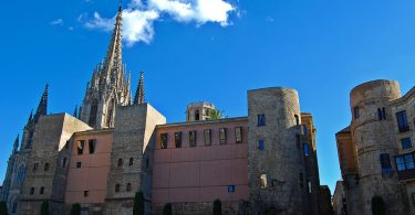römisches Bauwerk in Barcelona mit alten Steinmauern aber neuen modernen Fenstern