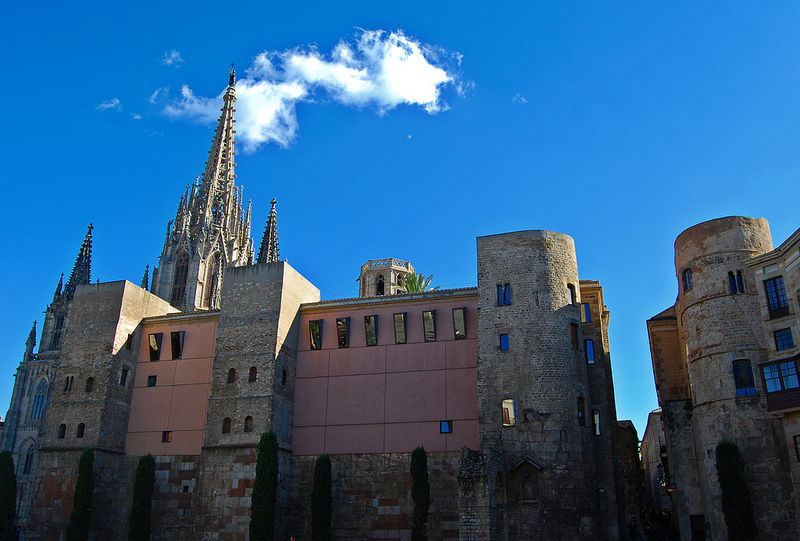 römisches Bauwerk in Barcelona mit alten Steinmauern aber neuen modernen Fenstern