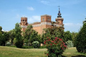 Die Burg der Drachen mit Grünflächen und Bäumen drum herum