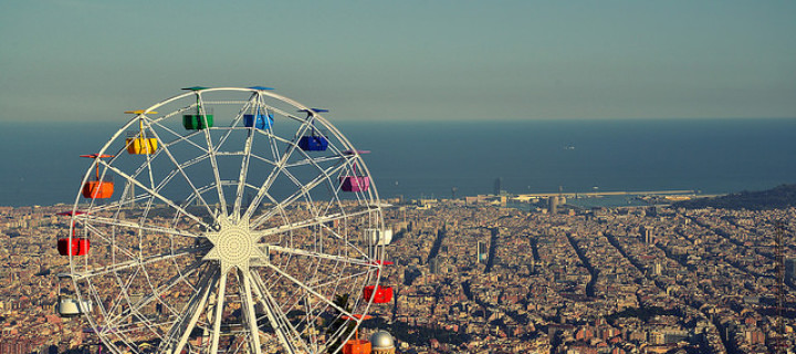 Aussicht auf Barcelona mit dem bunten Riesenrad des Tibidabo Vergnügungsparks
