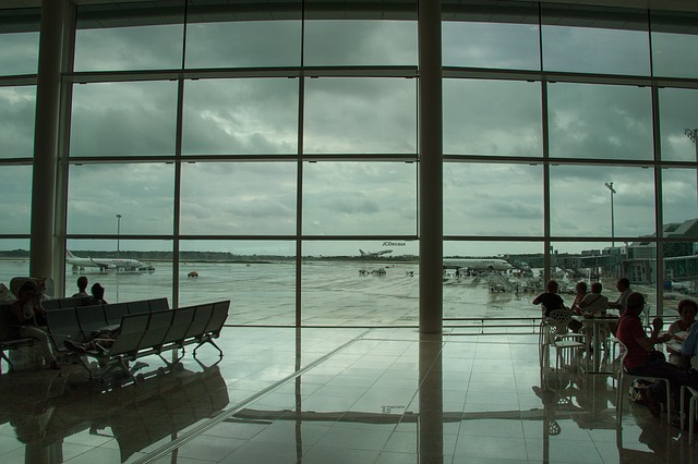 die Aussicht eines Wartesaals im Flughafen auf die Piste