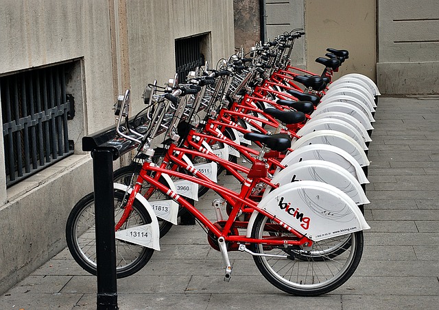 eine bicingstation mit vielen roten Fahrrädern