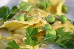 Ravioli mit vereinzelten Kichererbsen und Petersilienblättern dazwischen