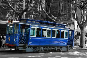 tramvia blau die durch die Straßen fährt