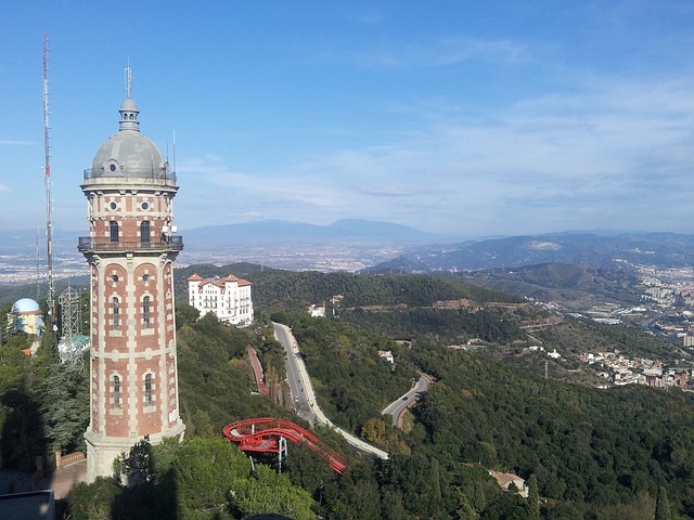 Aussicht auf grüne Berge vom Gipfel des Collserola