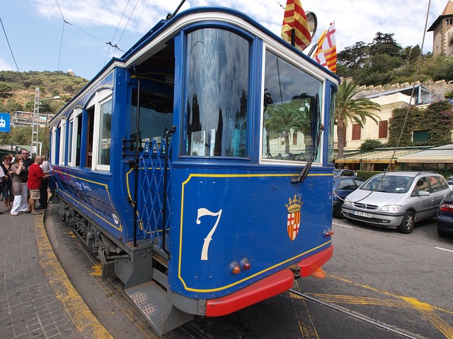 Die blaue Strassenbahn von Barcelona an einer Haltestation