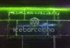 Ein Schild aus Eis, grün beleuchtet auf dem dem icebarcelona steht, bei nacht