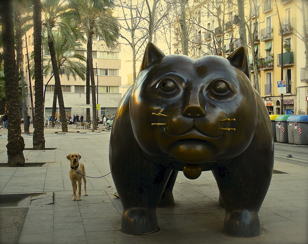 Frontaufnahme der Katzenstatue mit einem Hund an ihrer Seite