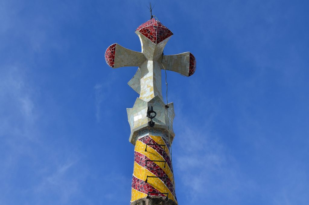 die spitze der Turmes in rot gelb und ganz oben eine kreuzähnliche form