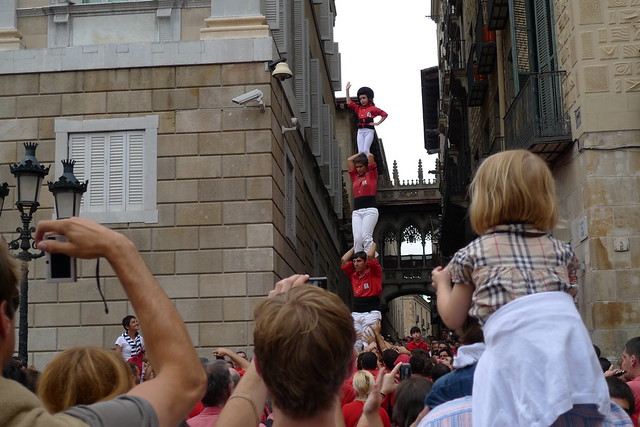 eine Menschenpyramide im Gotischen Viertel von Barcelona