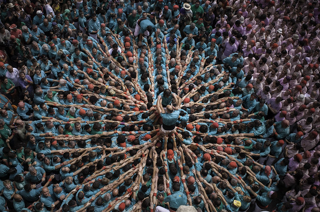 Luftaufnahme von der Piña eines Castells in der alle Personen eine symetrische Form bilden