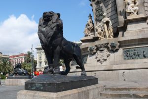 Statue eines schwarzen Löwen unter der Kolumbustatue