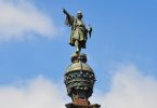 Eine Statue von Kolumbus unter blauem Himmel