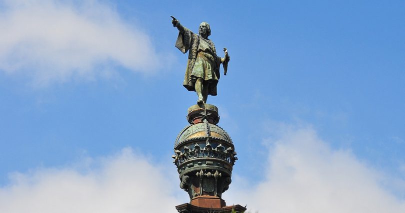 Eine Statue von Kolumbus unter blauem Himmel