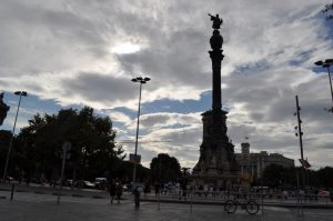 Foto aus etwa 50 Metern Entfernung von der Kolumbusstatue unter halbbewölktem Himmel