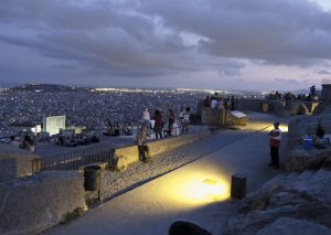 Teil des Bunkers Carmel und Aussicht auf Barcelona bei Dämmerung