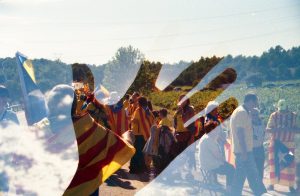 ein versuchtes Bild mit einer Hand in der Mitte durch die man im Hintergrund streikende Leute mit katalanischen Unabhängigkeitsflaggen umhängen sieht