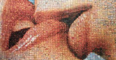 ein Wandmosaik auf dem zwei küssende Münder zu sehen sind