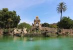 Kleiner See im Ciutadella Park mit Tierstatuen in der Mitte
