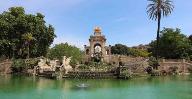 Kleiner See im Ciutadella Park mit Tierstatuen in der Mitte