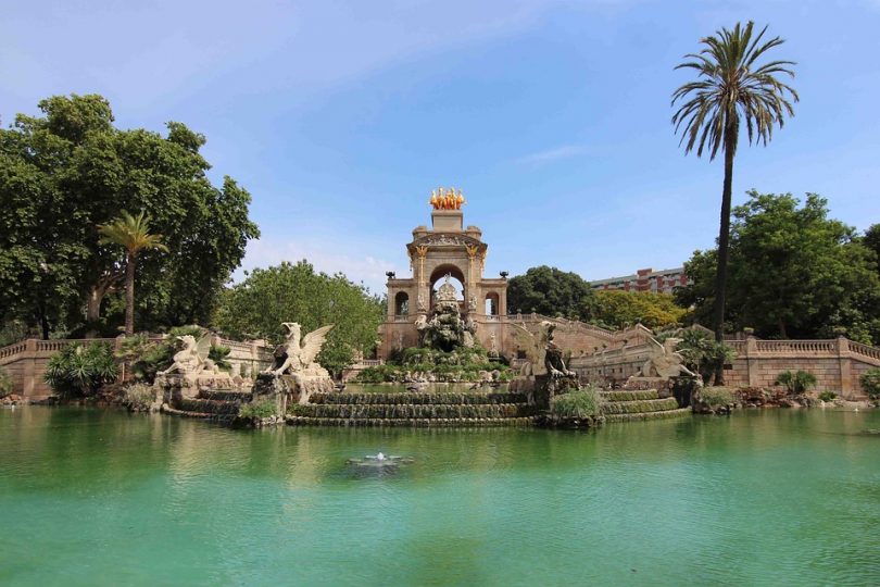 Kleiner See im Ciutadella Park mit Tierstatuen in der Mitte