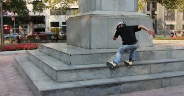 Inlineskater der über die Stufen eines Monuments fährt