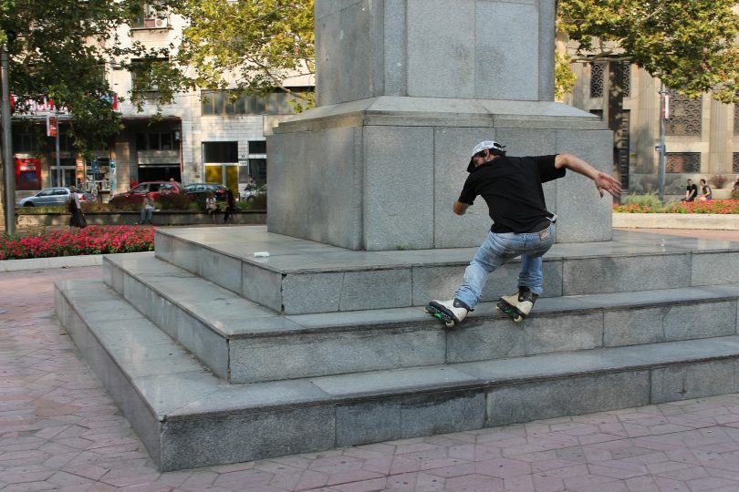 Inlineskater der über die Stufen eines Monuments fährt