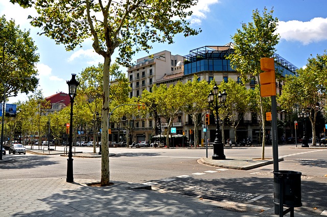 Straßenkreuzung in Barcelona die nur wenig Verkehr hat und ideal zum inlinen ist