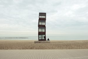 Skulptur von Rebecca Horn- vier Würfel aus Stahl und gestückeltem Glas, die in einer kontrollierten Unordnung aufgestapelt wurde und fast 10 Meter hoch reichen, situiert am Strand der Barceloneta
