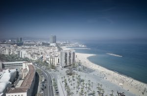 Luftaufnahme des 4 Kilometer langem Sandstrand von Barcelona