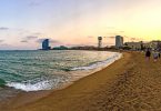 Abschnitt des Sandstrands der Barceloneta mit dem Hotel-W am Schluss