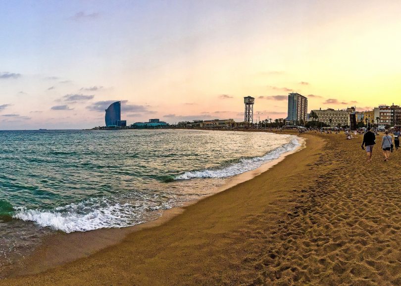 Abschnitt des Sandstrands der Barceloneta mit dem Hotel-W am Schluss