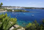 Aussicht auf Cadaques mit seinen Buchten voller Segelschiffen