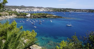 Aussicht auf Cadaques mit seinen Buchten voller Segelschiffen